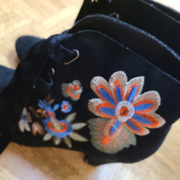 Suede 7 embroidered booties ankle boots black lace up size 7 - Picture 4 of 14